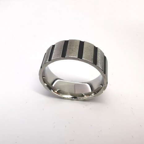 Edelstahl Ringe, Breiter Ring mit schwarzem Streifen.