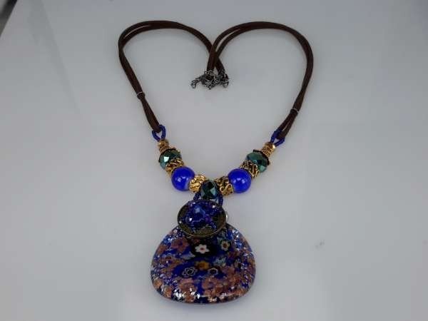 Bruine leren ketting: kralen en muranohanger: blauw/zilver Millefiori, goudkleurige schilfers