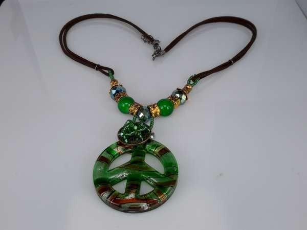 Bruine leren ketting: kralen en muranohanger: peace symbool in groen, bruin, zilver