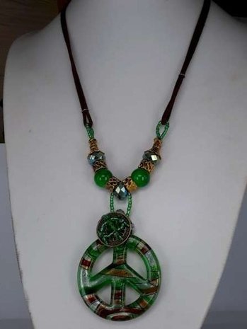 Bruine leren ketting: kralen en muranohanger: peace symbool in groen, bruin, zilver