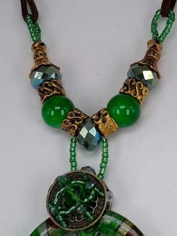 Bruine leren ketting: kralen en muranohanger: peace symbool in groen, bruin, zilver