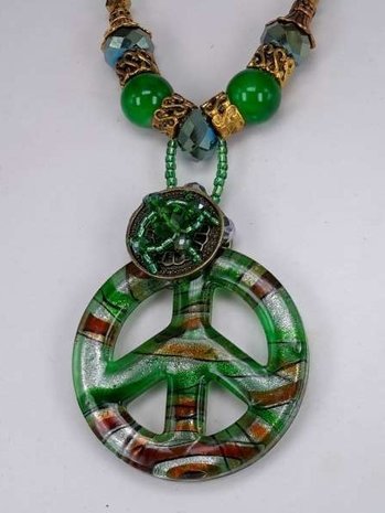 Bruine leren ketting: kralen en muranohanger: peace symbool in groen, bruin, zilver