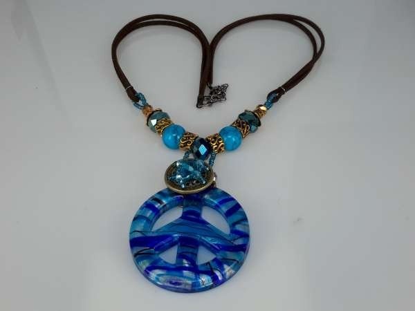 Bruine leren ketting: kralen en muranohanger: peace symbool in blauw, zilverkleur