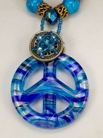 Bruine leren ketting: kralen en muranohanger: peace symbool in blauw, zilverkleur