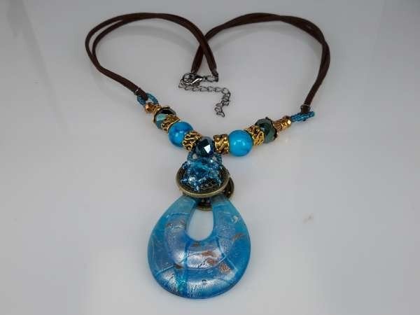 Bruine leren ketting: kralen en muranohanger: druppelvorm in zilver, lila & blauw