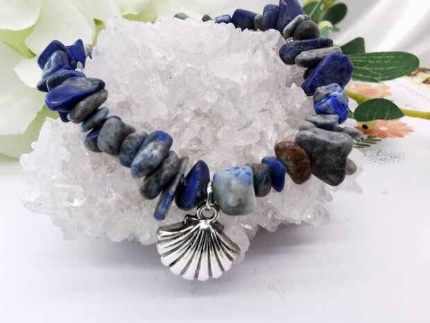 Handgeregen armband van echt Lapis Lazuli split en zilverkleurig shell bedel. L 17 cm elastiek, past altijd!!