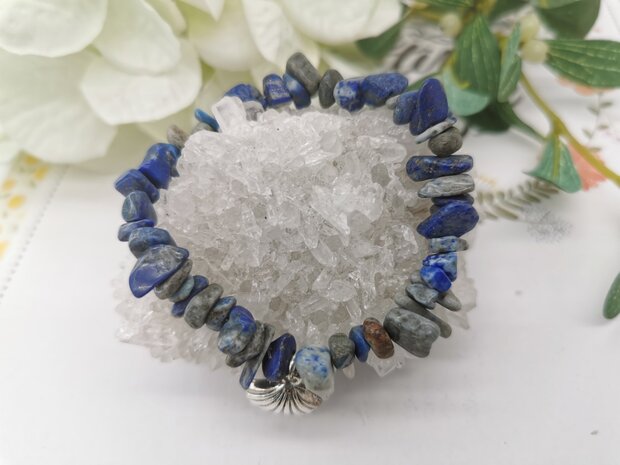 Handgeregen armband van echt Lapis Lazuli split en zilverkleurig shell bedel. L 17 cm elastiek, past altijd!!