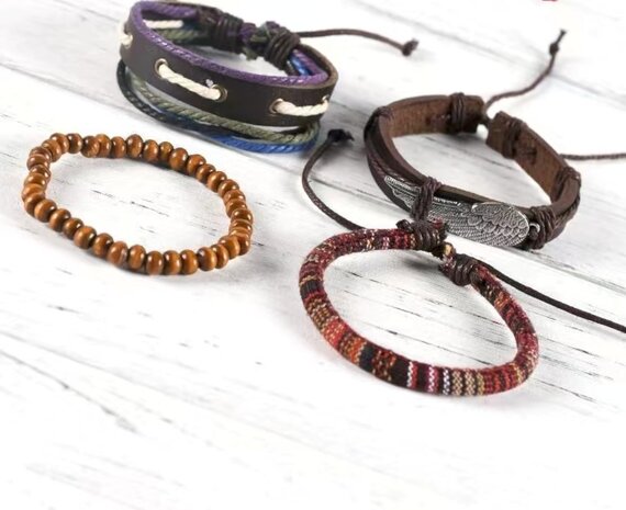 15 Set met 4 trendy van leer, kralen en touw armband. pakket 2