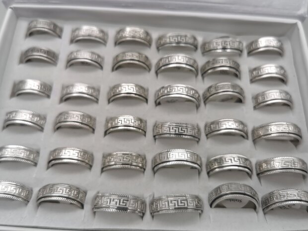 RVS Grieks meander spinner Ring in zilverkleurig mat geborsteld. doos 36 stuks 