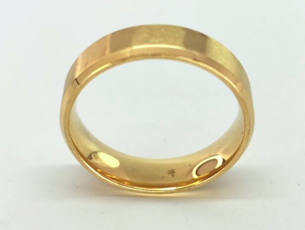 RVS goudkleurig ring maat 17 tm 23 zowel voor dames en heren. Doos 36 stuks