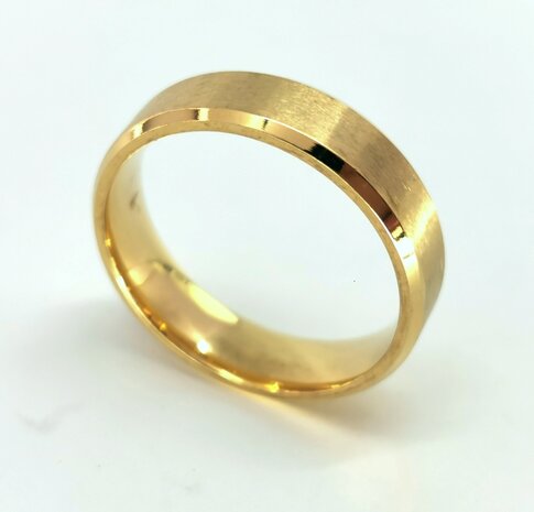 RVS goudkleurig ring maat 17 tm 23 zowel voor dames en heren. Doos 36 stuks