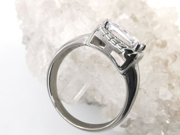 Dames, rvs, Zilverkleurige ring met vierkant zirkonia van 8mm. doos 36 stuks