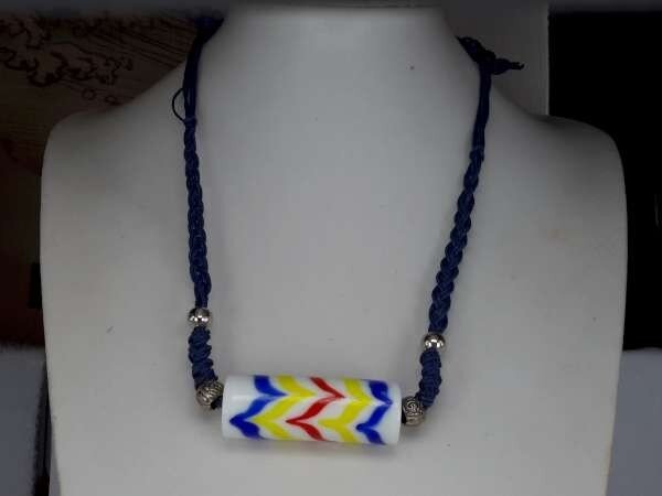 Touwketting, gevlochten, blauw, tube-hanger: murano wit met blauw, geel, rood