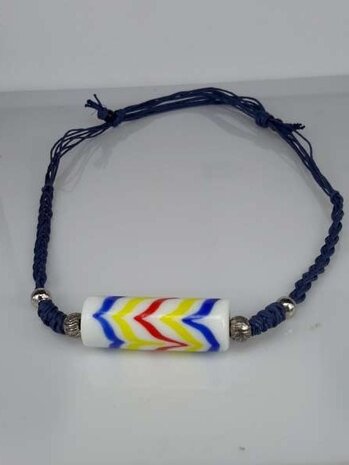 Touwketting, gevlochten, blauw, tube-hanger: murano wit met blauw, geel, rood