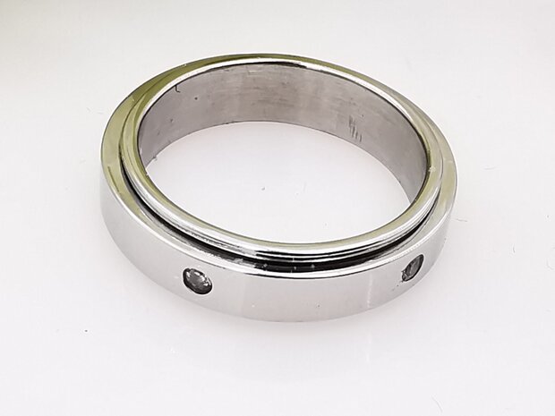 RVS zilverkleurig ring met rondom kristal.