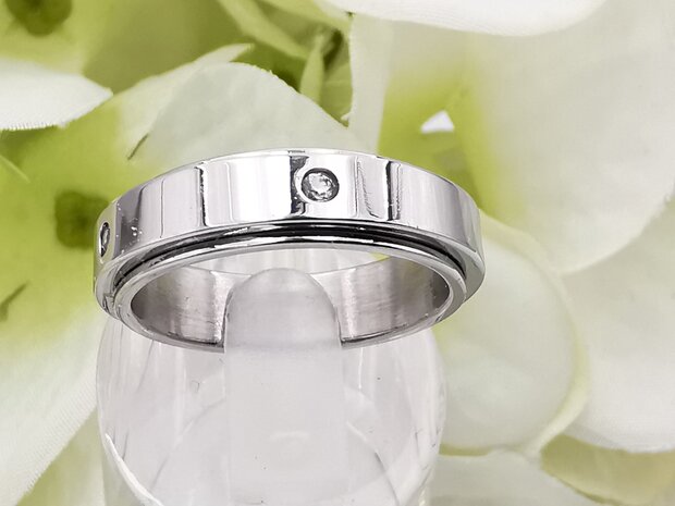 RVS zilverkleurig ring met rondom kristal.