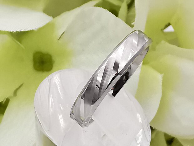 RVS zilverkleurig ring met schuine geborsteld streep.
