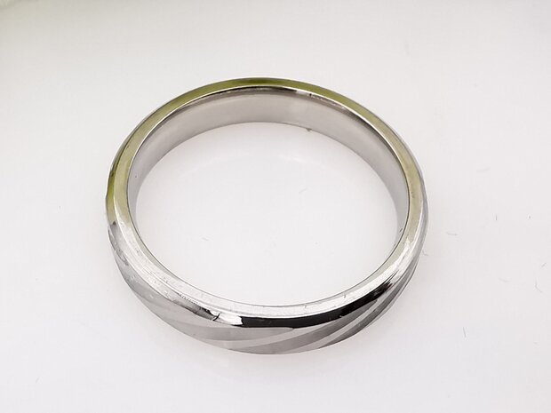 RVS zilverkleurig ring met schuine geborsteld streep.