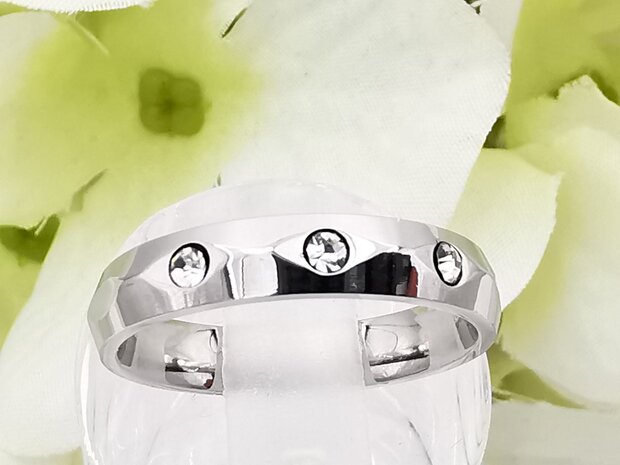 RVS zilverkleurig ring met 3 kristal.
