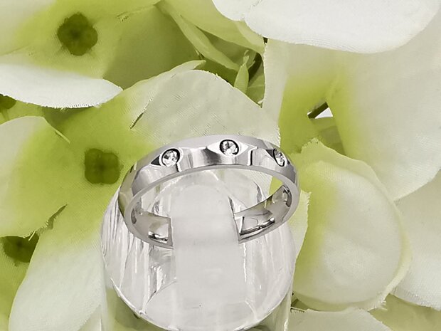 RVS zilverkleurig ring met 3 kristal.