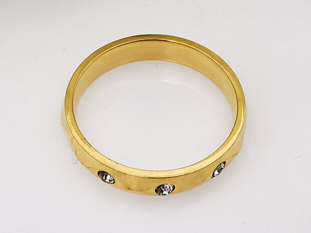 RVS goudkleurig ring met 3 kristal.
