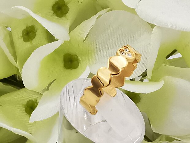 RVS goudkleurig ring met hartje en 3 zirkonia.
