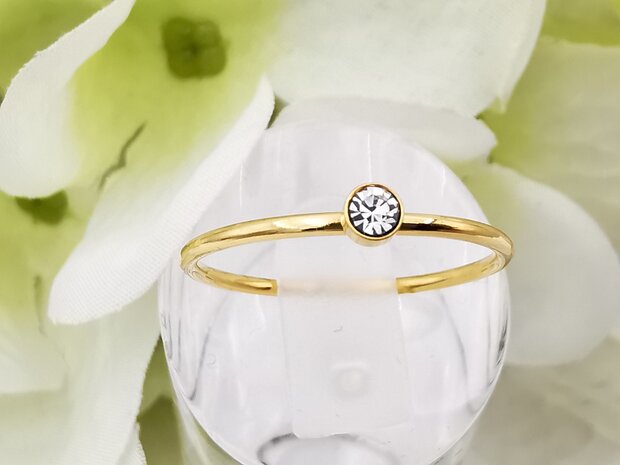 RVS goudkleurig minimalistische ring met zirkonia.