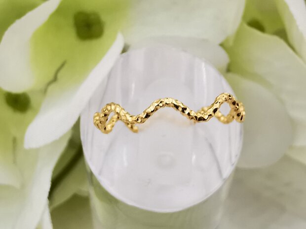 RVS goudkleurig minimalistische ring , golvend detail.