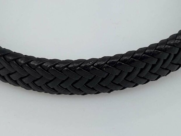 Lederen fijne gevlochten armband zwart met magneet sluiting.