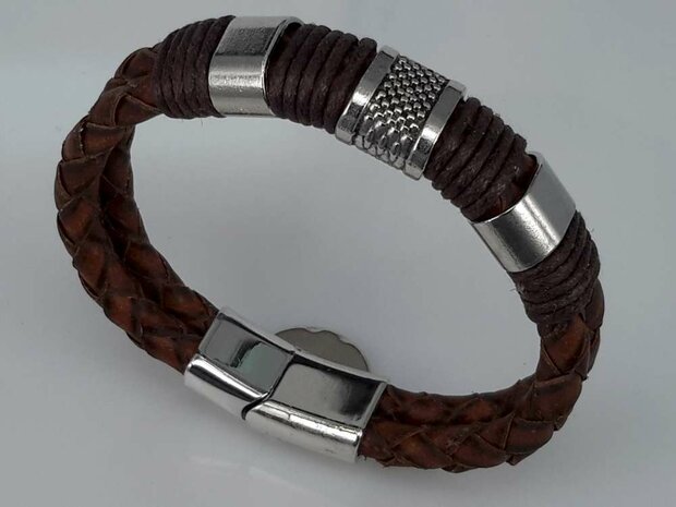 Lederen armband bruin, metalen accenten, insteeksluiting. verschillende Lengte verkrijgbaar.