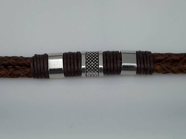 Lederen armband bruin, metalen accenten, insteeksluiting. verschillende Lengte verkrijgbaar.