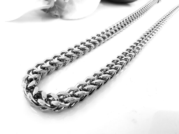 Collier zilverkleurig vierkant gourmet gevlochten. L 45 cm