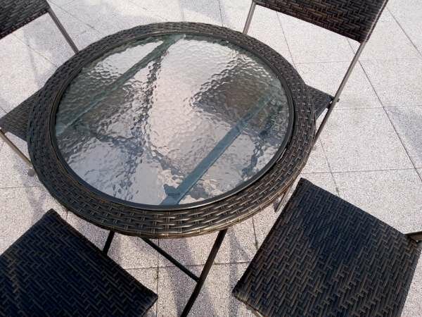 Bruin polyRotan tuin / balkon set; inklapbare stoelen & ronde tafel, geharde glasplaat