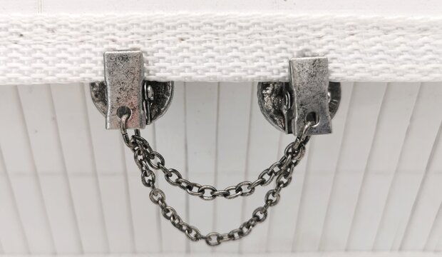 Clips met dubbel ketting symbool cirkel van het leven in kleur antiek zilver look.