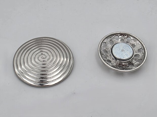 Magneet, broche, rond, levensspiraal, zilverkleurig voor omslagdoek, sjaal en vest te sluiten.