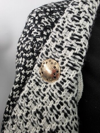 Magneet, broche, rond, levensspiraal, goudkleurig voor omslagdoek, sjaal en vest te sluiten.