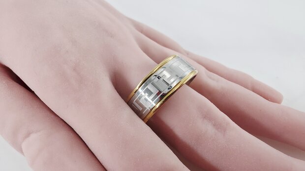 Stahl-Edelstahlring, griechischer Mäander, silberfarben gebürstet mit goldenem Rand. Karton 36 Stück.