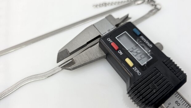 Flache Choker-Halskette aus Edelstahl, silberfarben, L 43 + 5 cm, B 4 mm