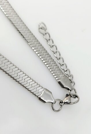 Flache Choker-Halskette aus Edelstahl, silberfarben, L 43 + 5 cm, B 6 mm