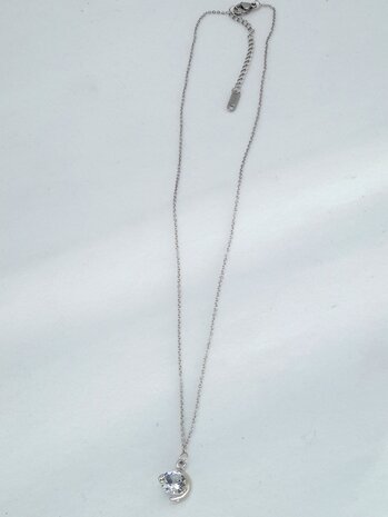 Ketting met zirkonia steen hanger, "half-moon" zetting. 