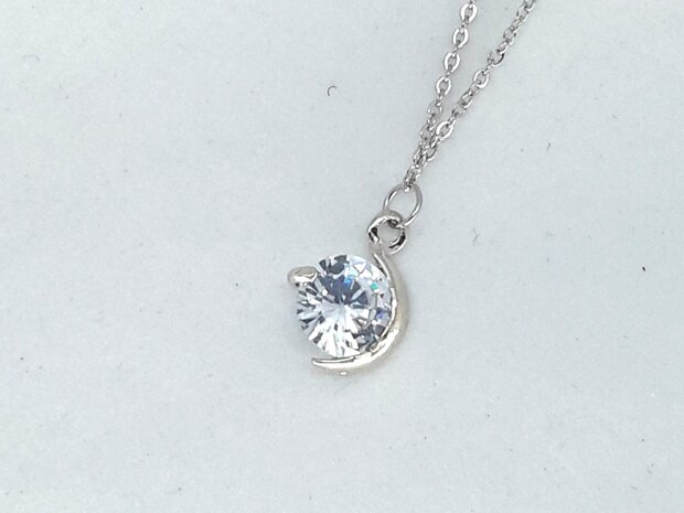 Ketting met zirkonia steen hanger, "half-moon" zetting. 