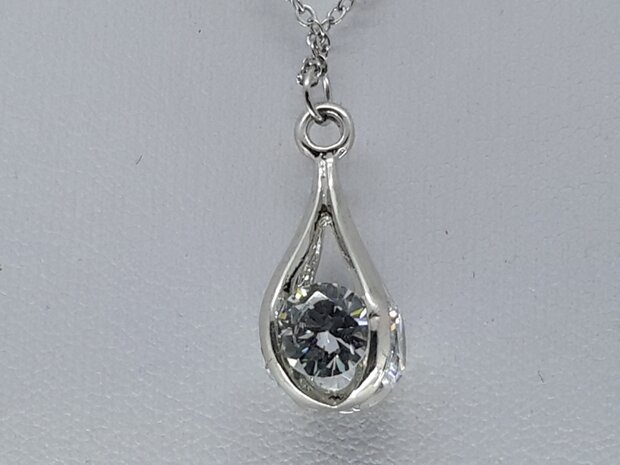 Ketting met druppelvorm hanger, 3 zijde zirkonia zetting