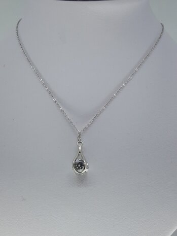 Ketting met druppelvorm hanger, 3 zijde zirkonia zetting