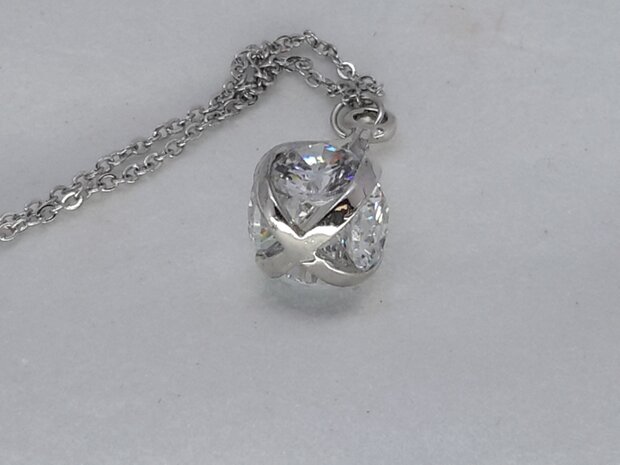 Ketting met druppelvorm hanger, 3 zijde zirkonia zetting