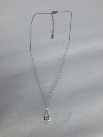 Ketting met druppelvorm hanger, 3 zijde zirkonia zetting