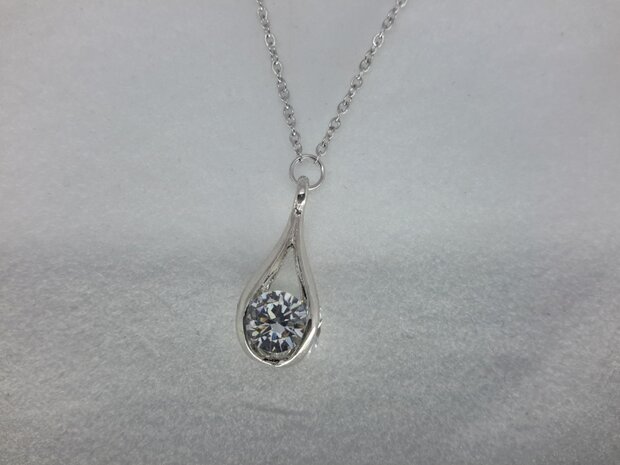 Ketting met druppelvorm hanger, 3 zijde zirkonia zetting