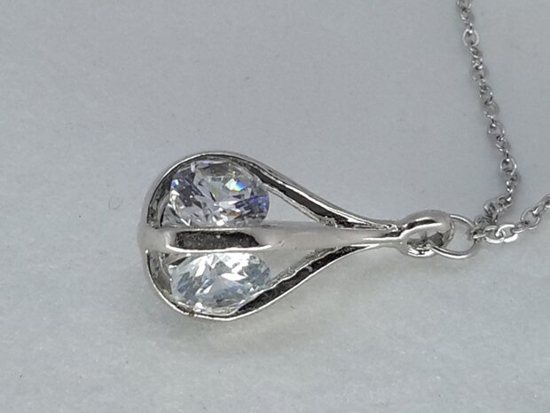 Ketting met druppelvorm hanger, 3 zijde zirkonia zetting