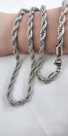 Edelstahl. Silberfarbene gedrehte Kette, 60 cm