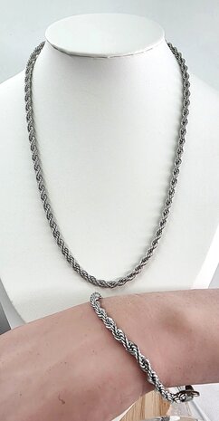 Edelstahl-Set. Silberfarbene gedrehte Halskette mit Armband