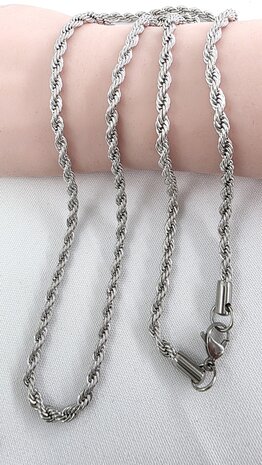 Edelstahl-Set. Silberfarbene gedrehte Halskette mit Armband